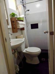 Vannituba majutusasutuses Entire Unit Fully Air-conditioned with Hi-Speed WiFi