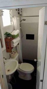 Vannituba majutusasutuses Entire Unit Fully Air-conditioned with Hi-Speed WiFi