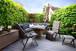 a patio with a table and chairs on a deck at Daheim in Koserow in Ostseebad Koserow