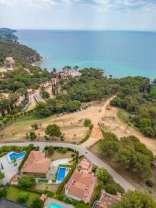 uma vista aérea de um resort e do oceano em Villa Santa Cristina Lux, Ideal Familias, frente al Mar - Cala Treumal em Blanes