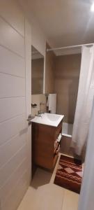 La salle de bains est pourvue d'un lavabo blanc et d'une douche. dans l'établissement Departamento moderno en Las Lomitas, à Lomas de Zamora
