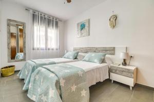 une chambre avec deux lits et un miroir dans l'établissement Gran Reserva Mimoses 1 D - Immo Barneda, à Empuriabrava 36 autres photos