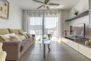 un salon avec un canapé et une télévision dans l'établissement Gran Reserva Mimoses 1 D - Immo Barneda, à Empuriabrava