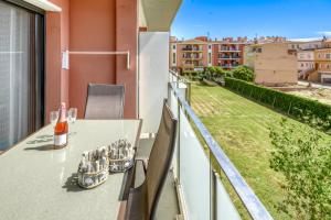 un balcon avec une table avec des bouteilles de vin dessus dans l'établissement Gran Reserva Mimoses 1 D - Immo Barneda, à Empuriabrava