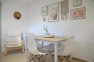 comedor con mesa y sillas blancas en Myrtus Guest House, en Myrties