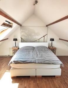 um quarto com uma cama grande num sótão em Logies op Dreef em Driebergen