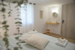 1 dormitorio con 1 cama con toallas y espejo en Myrtus Guest House, en Myrties