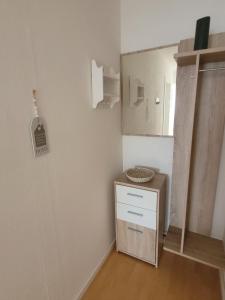 La salle de bains est pourvue d'un lavabo et d'un miroir. dans l'établissement Ferienwohnung - Stein -, à Rollshausen