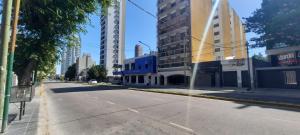 una calle vacía en una ciudad con edificios altos en Departamento moderno en Las Lomitas en Lomas de Zamora