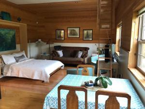 1 dormitorio con 1 cama y 1 sofá en Acre By The Sea Guest Suite, en Sooke