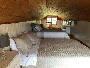 1 dormitorio con 2 camas en una habitación pequeña en Acre By The Sea Guest Suite, en Sooke