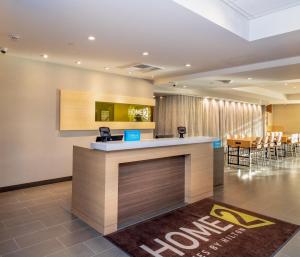 eine Lobby eines Hotels mit Wartebereich in der Unterkunft Home2 Suites By Hilton Lake Havasu City in Lake Havasu City