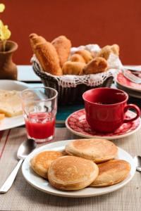 Opcije za doručak na raspolaganju gostima u objektu Pousada Flor de Lena- suíte Lírio -Icaraizinho