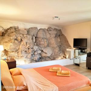 A television and/or entertainment centre at Villas On The Rock Afissos
