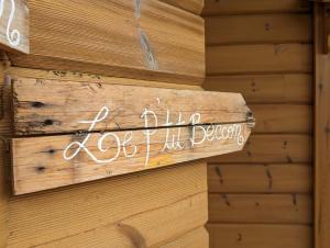 a sign on the side of a wooden wall at Le Ptit Beccon in Cruseilles