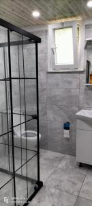 een badkamer met een toilet, een raam en een wastafel bij Kemer konak in Cayeli