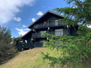 ein großes Haus auf einem Hügel in der Unterkunft Le Flocon d'Aurouze 522, Appartement 4 personnes, La Joue du Loup in La Joue du Loup