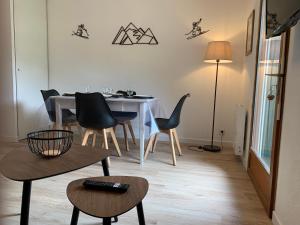 - une salle à manger avec une table et des chaises dans l'établissement Le Flocon d'Aurouze 522, Appartement 4 personnes, La Joue du Loup, à Saint-Étienne-en-Dévoluy