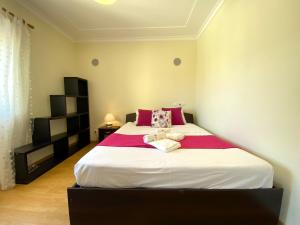 Postel nebo postele na pokoji v ubytování Ferreiras Residence by Homing