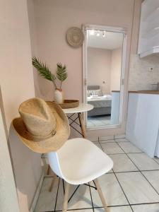 Un cappello seduto su una sedia accanto a uno specchio di Nereides Apartments ad Agios Gordios