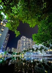 uitzicht op een stad in de nacht met gebouwen bij DTK Homestay Times City Hà Nội in Hanoi