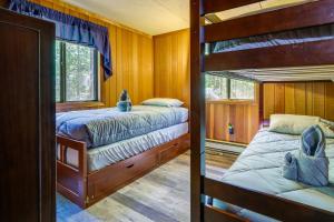 Ένα ή περισσότερα κρεβάτια σε δωμάτιο στο Gouldsboro Vacation Rental with Pool and Lake Access! +27 φωτογραφίες