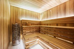 eine Sauna mit Holzvertäfelung und Avetificialificialificialificialificialificialificialificialificial. in der Unterkunft EveRest Apartamenty Szczyrk in Szczyrk