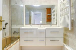 un bagno bianco con 2 lavandini e una doccia di Gauguin 44 Almadrava Roses - Immo Barneda a Roses Altre 47 foto