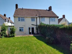 a large white house with a grass yard at Jarvis Drive 3 Bed contractor house In melton Mowbray in Melton Mowbray