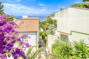 vista su una città con fiori viola di Gauguin 44 Almadrava Roses - Immo Barneda a Roses