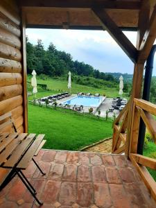 una vista sulla piscina dal portico di una casa di Palanačka Avlija 1 a Ripanj