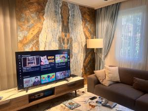 een woonkamer met een grote flatscreen-tv bij ViLLA CLUB KONAK 10 in Alanya