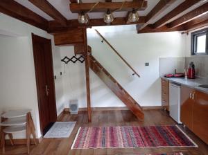 een keuken met een trap in een kamer met een tapijt bij Ayas Apart in Macka +29 foto's