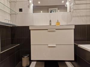 Un baño blanco con lavabo y espejo. en Apartman Jurjević, en Krk 13 fotos más