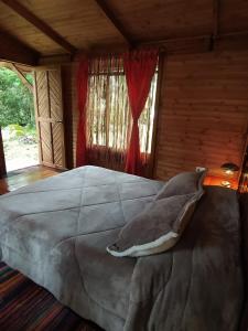 1 dormitorio con cama grande y almohada en Zasqua Glamping, en El Cape