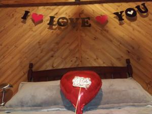 Una habitación con una cama con un cartel que dice que te amo en Zasqua Glamping, en El Cape