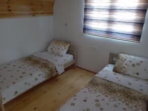 Habitación pequeña con 2 camas y ventana en Apartman JOVANA, en Žabljak