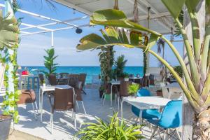 a restaurant with the ocean in the background at HomeHolidaysRentals Caliz - Costa Barcelona in Pineda de Mar