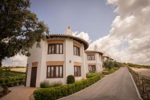 a house in the middle of a road at Hotel Bodegas Campestral in Arcos de la Frontera