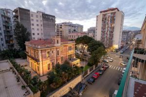 un bâtiment au milieu d'une ville avec des bâtiments dans l'établissement Pasubio Quattro BB, à Catane