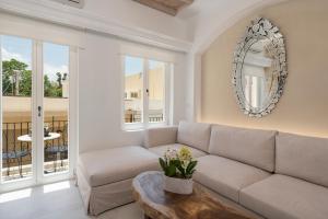 il Campanile Luxury Living في مدينة خانيا: غرفة معيشة مع أريكة وطاولة