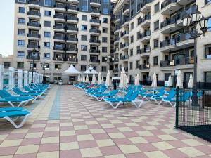 una fila de sillas y sombrillas azules en un patio en Apartamentos Nuriasol, en Fuengirola