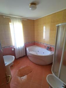 烏馬格的住宿－Apartman Adamović，带浴缸、卫生间和盥洗盆的浴室
