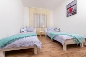 duas camas sentadas num quarto com em Apartment LaPePa em Šilo