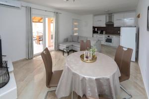Kuchyň nebo kuchyňský kout v ubytování Apartment Alfonso