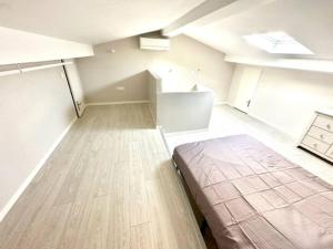 1 dormitorio con 1 cama en una habitación en Coquette maison climatisée, en Pechbonnieu