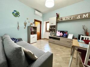 uma sala de estar com um sofá e uma televisão em Cà dè Armando - Val di Vara e Cinque Terre em Riccò del Golfo di Spezia