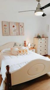una camera da letto con un letto bianco con due cuscini sopra di El Refugio Paz y Tranquilidad Benalmadena Costa del Sol a Benalmádena