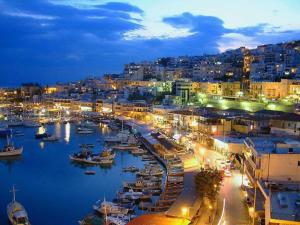 um porto à noite com barcos na água em Ήσυχο σπίτι στο Μικρολίμανο em Piraeus