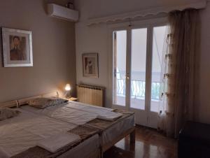 Postel nebo postele na pokoji v ubytování Άνετο στυλάτο σπίτι στο Μικρολίμανο του Πειραιά